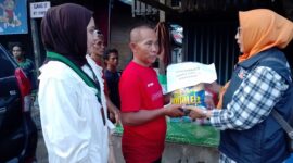 Pj Ketua KOHATI Cabang Samarinda bersama Perwakilan Formaker memberi Bantuan ke Warga Terdampak (Infonusa.co)