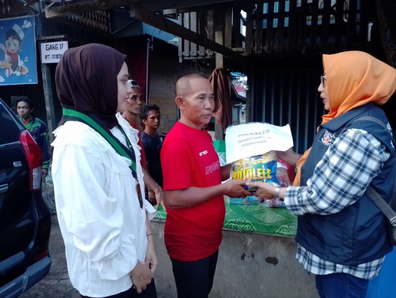Pj Ketua KOHATI Cabang Samarinda bersama Perwakilan Formaker memberi Bantuan ke Warga Terdampak (Infonusa.co)
