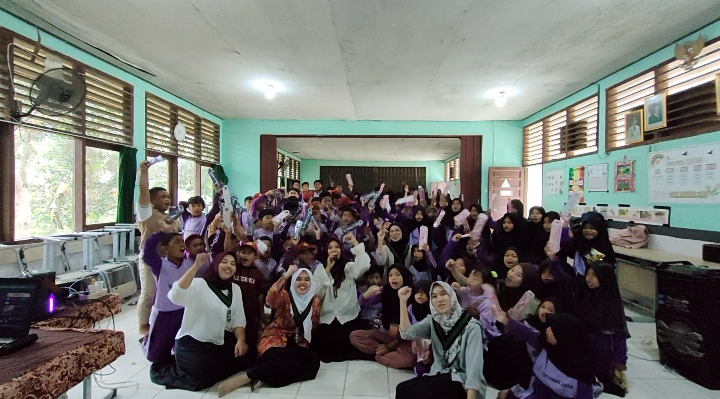 Kohati bersama murid SDN 022 Samarinda Utara