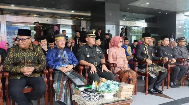 Darlis Pattalongi Saat Hadiri Upacara Hari Pendidikan Nasional di Depan Halaman Kantor Gubernur (Humas DPRD Kaltim)