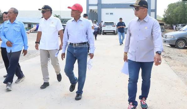 Saat Pansus LKPj Gubernur Kaltim Sidak Proyek Sekolah di PPU, Temukan Bangunan Tak Layak Pakai
(Humas DPRD Kaltim)