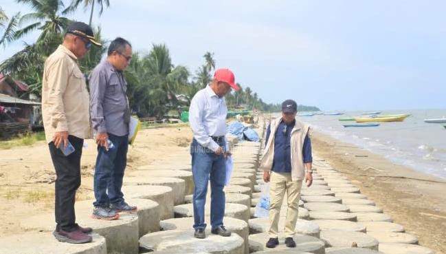 Tim Pansus LKPJ DPRD Kaltim Tinjau Langsung Proyek Fisik di Pantai Tanjun Jumlai, PPU (Humas DPRD Kaltim)