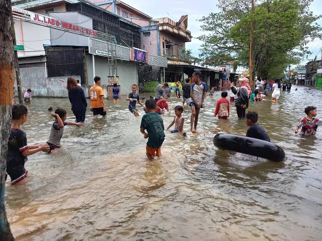 Kondisi Pemukiman Jalan Bengkuring yang Masih Tergenang Banjir (ist)