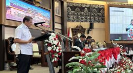 M Ridha Darmawan Sekwan Kukar bacakan nama-nama Anggota Pansus DPRD Kukar. (Info Nusa)