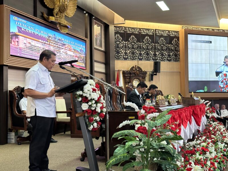 M Ridha Darmawan Sekwan Kukar bacakan nama-nama Anggota Pansus DPRD Kukar. (Info Nusa)