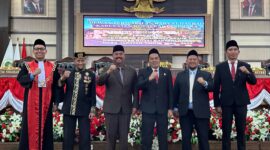Sesi foto bersama pelantikan Ahmad Yani sebagai Ketua DPRD Kukar. (Info Nusa)