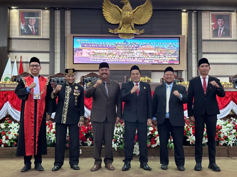 Sesi foto bersama pelantikan Ahmad Yani sebagai Ketua DPRD Kukar. (Info Nusa)