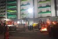 Puluhan Damkar Menduduki Hotel Atlet Untuk Lakukan Pemadaman.