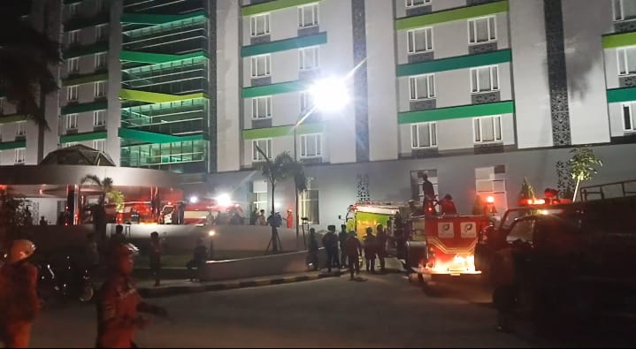 Puluhan Damkar Menduduki Hotel Atlet Untuk Lakukan Pemadaman.