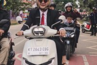 Anggota DPRD Kukar Dapil I Akbar Haka Saputra saat mengendarai motor. (Info Nusa)