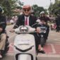 Anggota DPRD Kukar Dapil I Akbar Haka Saputra saat mengendarai motor. (Info Nusa)