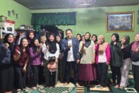 Ketua DPRD Kukar Ahmad Yani bersama warga Bakungan. (Infonusa)