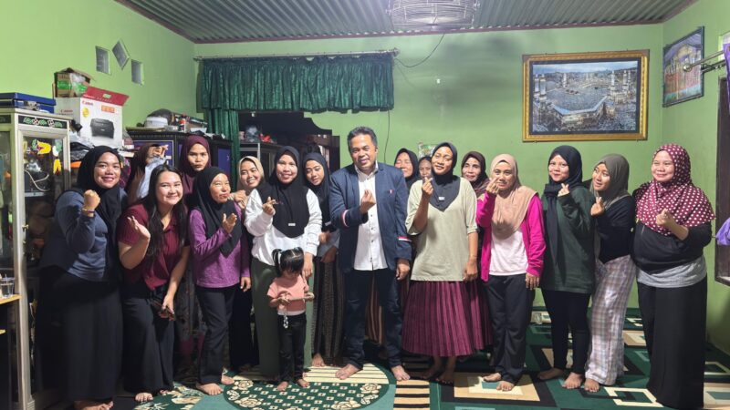 Ketua DPRD Kukar Ahmad Yani bersama warga Bakungan. (Infonusa)