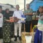 Hendra Anggota DPRD Kukar Dapil II saat penyerahan bantuan warga terdampak kebakaran. (Infonusa)