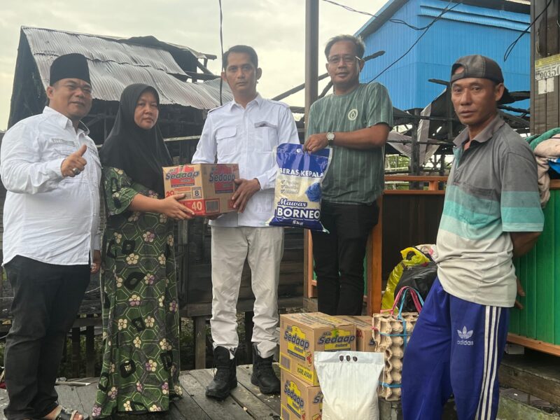 Hendra Anggota DPRD Kukar Dapil II saat penyerahan bantuan warga terdampak kebakaran. (Infonusa)