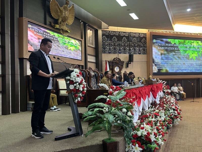 Erwin Anggota DPRD Kukar Fraksi Golkar saat bacakan pandangan Fraksi. (Infonusa)