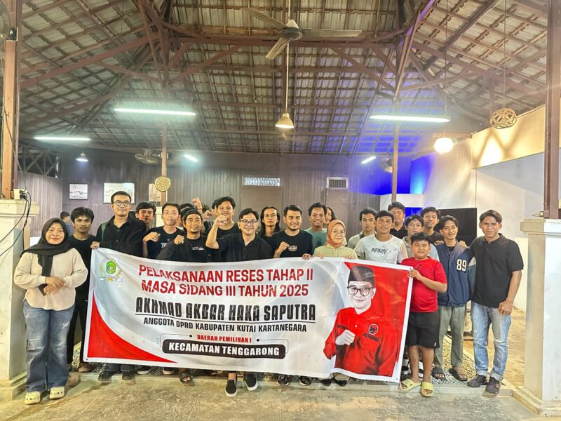 Anggota DPRD Kukar Dapil I Akbar Haka bersama pemuda.