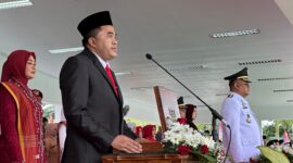HUT Ke-80 RI, Ketua DPRD Kukar Ahmad Yani bacakan salinan teks proklamasi.