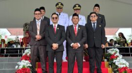 Ketua DPRD Kukar Ahmad Yani foto Bersama Bupati-Wabu Kukar beserta anggota DPRD lainnya.