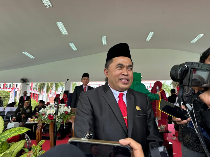 Ketua DPRD Kukar Ahmad Yani saat diwawancarai oleh awak media.