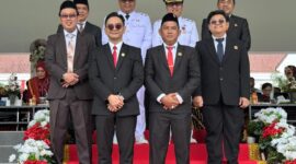Anggota DPRD Kukar Akbar Haka saat sesi foto bersama Bupati-Wabub Kukar dan Ketua DPRD Ahmad Yani.