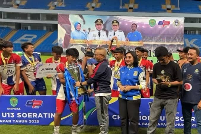 Penyerahan Juara Ke Bintang Timur Balikpapan oleh DisporaKaltim 