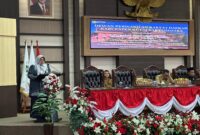 Naskah laporan Bapemperda dibacakan oleh Anggota DPRD Kukar Fatlon Nisa pada Rapat Paripurna ke-3 Masa Sidang I.