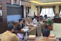 Anggota DPRD Kukar Komisi IV Akbar Haka pada RDP dengan pihak terkait.