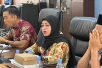 Wakil Ketua III DPRD Kukar Aini Faridah saat RDP Komisi IV DPRD Kukar bersama Alumni Ponpes Tenggarong Seberang.