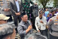 Abdul Rasid Wakil Ketua I DPRD Kukar saat aksi berlangsung.
