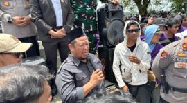 Abdul Rasid Wakil Ketua I DPRD Kukar saat aksi berlangsung.