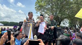 Ahmad Yani Ketua DPRD Kukar menanggapi tuntutan Aliansi Mahasiswa Menggugat.