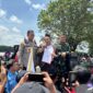 Ahmad Yani Ketua DPRD Kukar menanggapi tuntutan Aliansi Mahasiswa Menggugat.