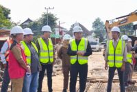 Ketua DPRD Kukar Ahmad Yani saat tinjau pembangunan Jembatan Besi Tenggarong.