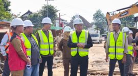 Ketua DPRD Kukar Ahmad Yani saat tinjau pembangunan Jembatan Besi Tenggarong.