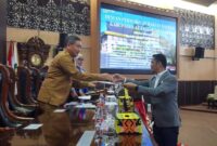  Anggota DPRD Kukar dari Fraksi Gerindra, Hendra memberikan pandangan umum kepada Pemkab Kukar. (istimewa)