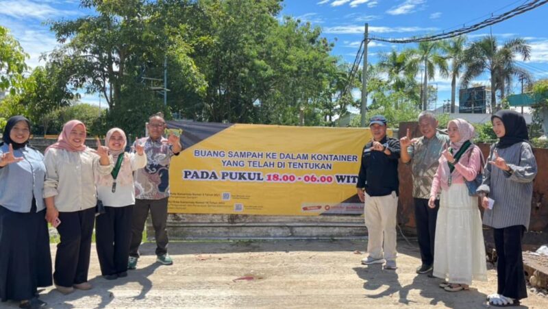 Pemindahan bak sampah di jalan S. Parman  