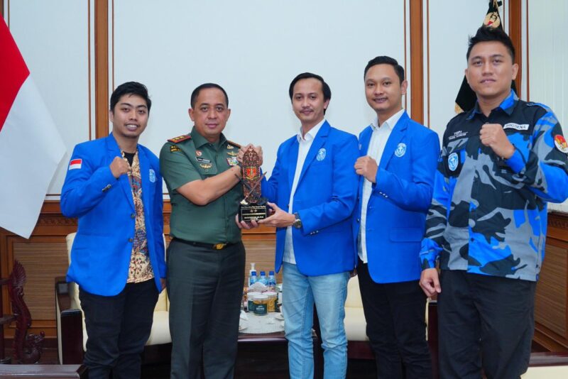 Foto Bersama DPD Gamki dengan Pangdam IV Mulawarman
