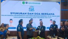 Ket.foto: Pemkab Kukar peringati Harhubnas ke 55 dengan pemotongan tumpeng.