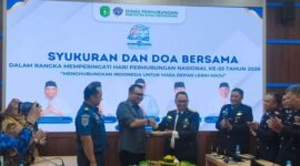 Ket.foto: Pemkab Kukar peringati Harhubnas ke 55 dengan pemotongan tumpeng.