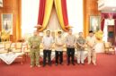 Ket Foto: Foto Bersama Sultan Kutai Kartanegara Ing Martadipura XXI Aji Muhammad Arifin, Bupati Kukar Aulia Rahman Basri dan Unsur Forkopimda menjelang pelaksanaan Erau Adat Kutai 2026.