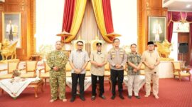 Ket Foto: Foto Bersama Sultan Kutai Kartanegara Ing Martadipura XXI Aji Muhammad Arifin, Bupati Kukar Aulia Rahman Basri dan Unsur Forkopimda menjelang pelaksanaan Erau Adat Kutai 2026.