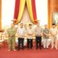 Ket Foto: Foto Bersama Sultan Kutai Kartanegara Ing Martadipura XXI Aji Muhammad Arifin, Bupati Kukar Aulia Rahman Basri dan Unsur Forkopimda menjelang pelaksanaan Erau Adat Kutai 2026.