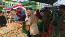 Foto: Suasana penjual telur di Bazar Murah TNI, Tenggarong.