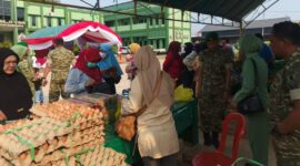 Foto: Suasana penjual telur di Bazar Murah TNI, Tenggarong.