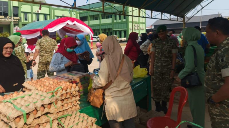 Foto: Suasana penjual telur di Bazar Murah TNI, Tenggarong.
