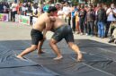 Foto: Eksebisi Gulat Tradisional Benjang pada Pembukaan Oltrad Erau Adat Kutai 2026