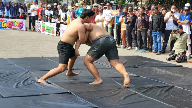 Foto: Eksebisi Gulat Tradisional Benjang pada Pembukaan Oltrad Erau Adat Kutai 2026