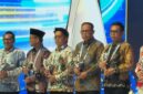 Foto: Momen rendi solihin menerima trofi penghargaan untuk kukar (Foto: Istimewa)