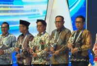 Foto: Momen rendi solihin menerima trofi penghargaan untuk kukar (Foto: Istimewa)